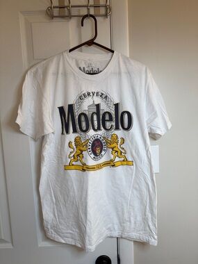 Modelo White Tee